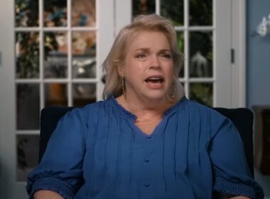 Sister Wives: Janelle Brown Says Her Mom Tried To Stop Her. Then Married Kody’s Dad